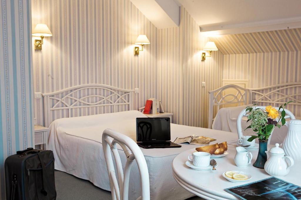 Logis Hotel Du Pont Neuf Le Veurdre Cameră foto
