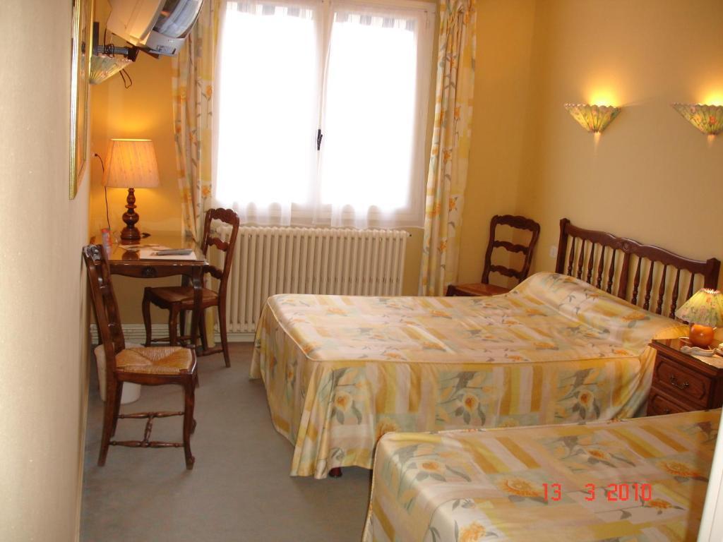 Logis Hotel Du Pont Neuf Le Veurdre Cameră foto